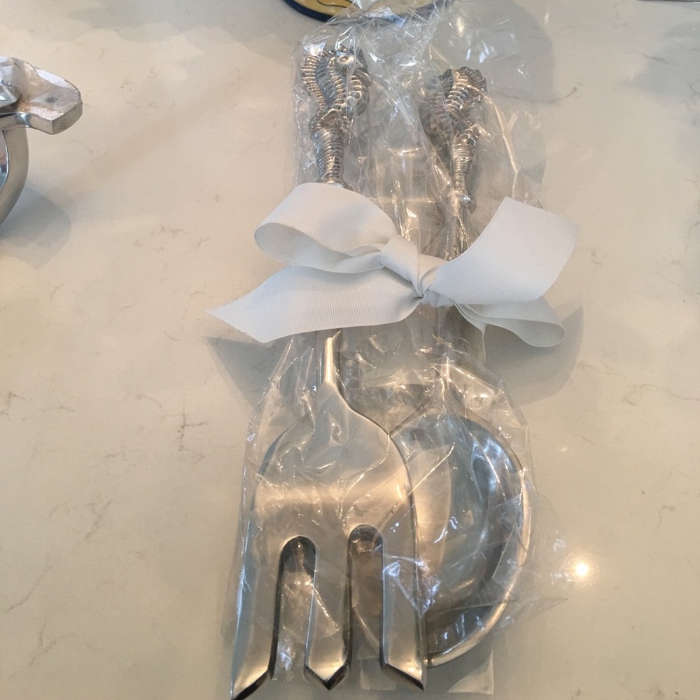 Serving utensils